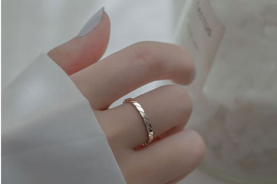 女人戴戒指风水